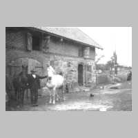 074-0052 Bauer Paul Gottheit aus Pettkuhnen mit seinen Pferden vor den Stallungen. Hinten rechts seine Frau Johanna, geb. Ellwanger.jpg